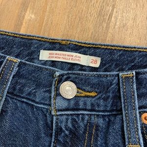 Levi’s high waisted mom jeans size 28